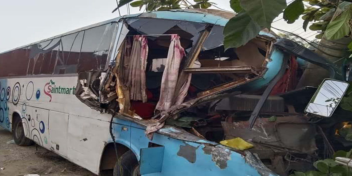 সীতাকুণ্ডে বৈদ্যুতিক খুঁটিতে বাসের ধাক্কায় নিহত ১, আহত ৩